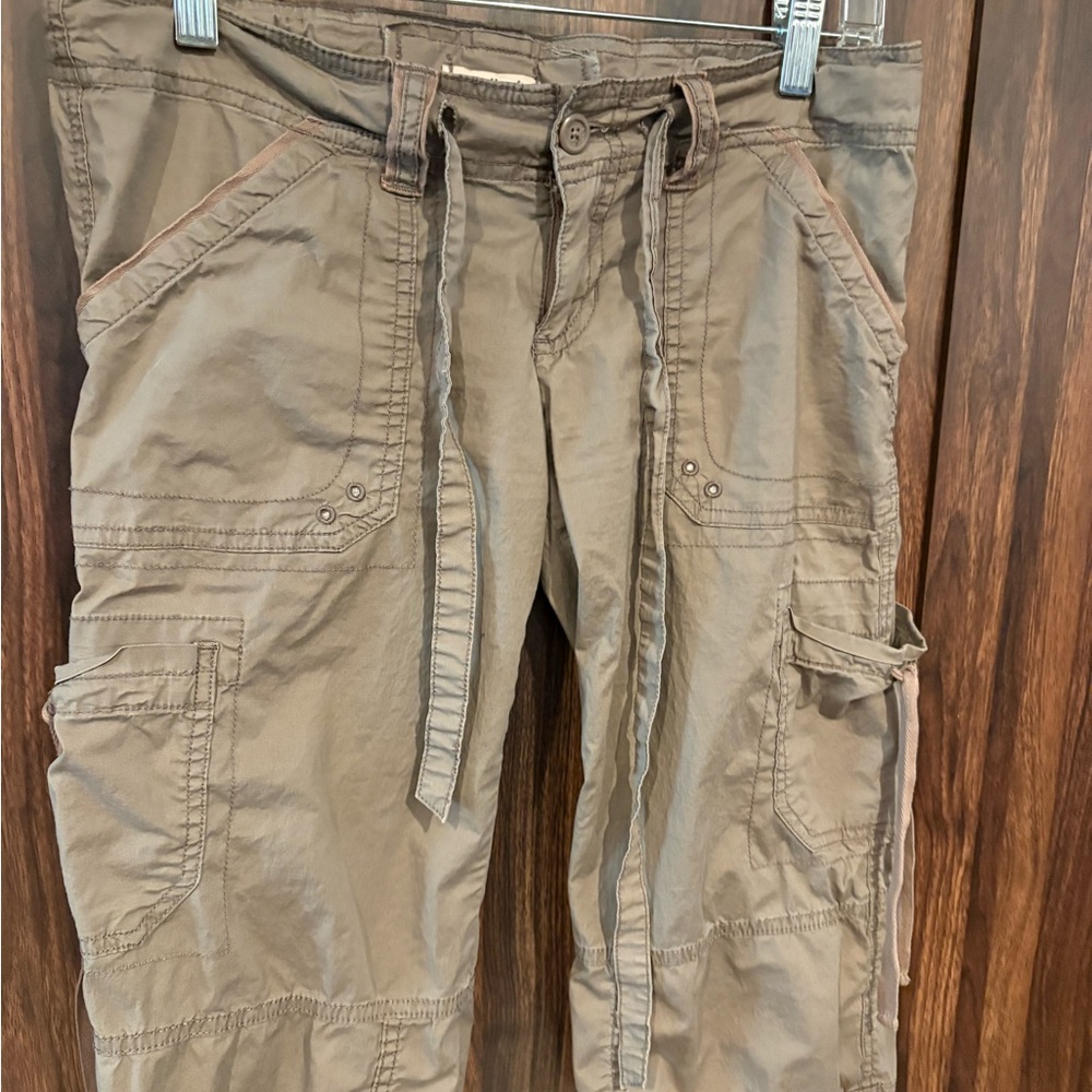 Hollister Woman’s Tan Cargo Capri’s
